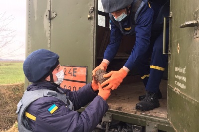 Буковинець знайшов на полі столітній боєприпас – фото