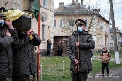 Буковина попрощалась із загиблим 24-річним бійцем Ярославом Карлійчуком – фото