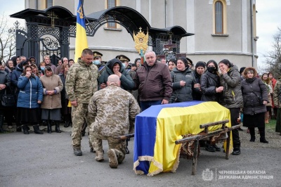 Буковина попрощалась із загиблим 24-річним бійцем Ярославом Карлійчуком – фото