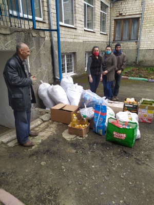 «Бачили б ви їхні щасливі очі»: в дитсадках Чернівців зібрали речі для дітей з будинку-інтернату – фото