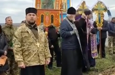 «Хто благословляв агресора?»: на Буковині священники УПЦ МП покинули похорон солдата під час промови отця ПЦУ – відео