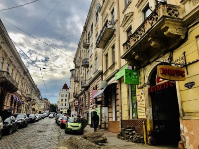 ТРЦ замість тролейбусного депо та ще одна пішохідна вулиця Чернівців. Головні новини 20 квітня