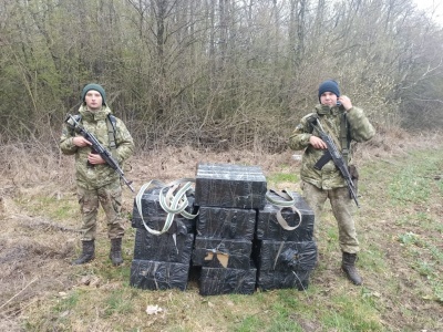 На Буковині прикордонники вилучили ще дві партії цигарок, які намагались незаконно переправити до Румунії