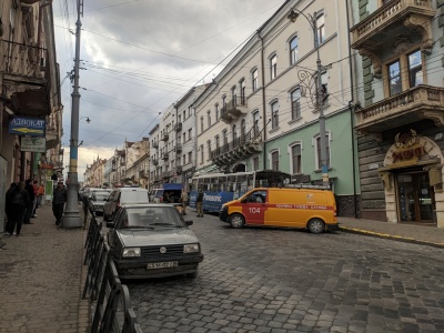Вибухівки не знайшли: у Чернівцях відновили рух на вулиці Головній