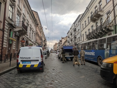 Вибухівки не знайшли: у Чернівцях відновили рух на вулиці Головній