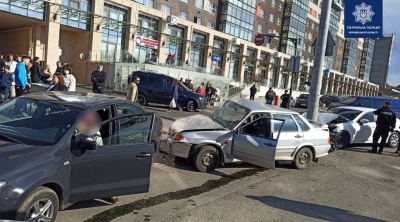 У Чернівцях через потрійну ДТП на вулиці Воробкевича ускладнено проїзд