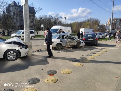 У Чернівцях через потрійну ДТП на вулиці Воробкевича ускладнено проїзд