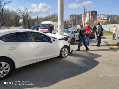 У Чернівцях через потрійну ДТП на вулиці Воробкевича ускладнено проїзд