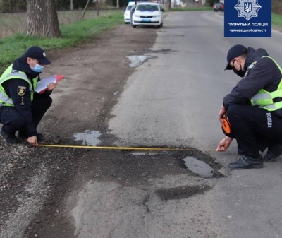 На Буковині поліцейські перевіряють ями на дорогах