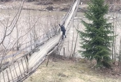 «Це жах»: у мережі з’явилось відео небезпечного пішохідного мосту через річку в гірському селі Буковини