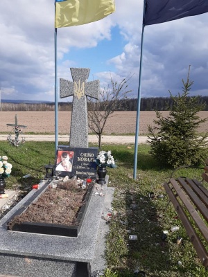 На Буковині невідомі вчинили наругу над могилою юного бійця АТО – фото