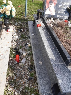 На Буковині невідомі вчинили наругу над могилою юного бійця АТО – фото