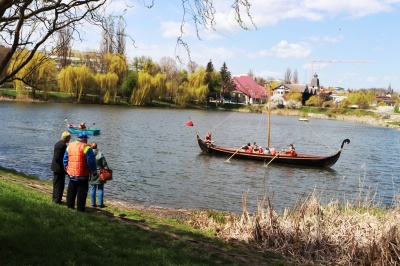 Обладунки і дух Середньовіччя: у Чернівцях на озері відкрили корабельний сезон – фото