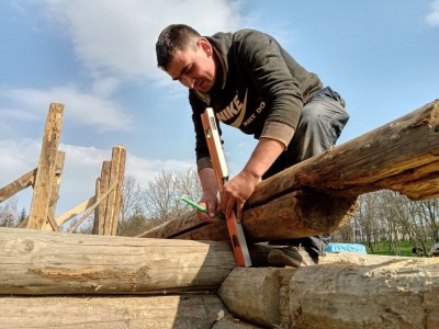 У музеї просто неба у Чернівцях відновлюють хату, якій понад 200 років - фото