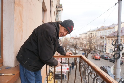 У центрі Чернівців чоловік сам реставрує свій балкон