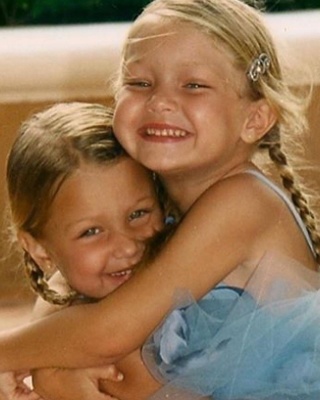 Дві моделі у дитинстві: Белла Хадід показала рідкісні знімки зі старшою сестрою Джіджі - фото