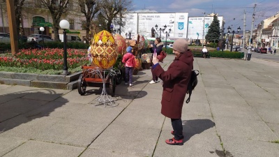 У центрі Чернівців встановили велетенські писанки – фото