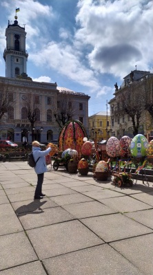 У центрі Чернівців встановили велетенські писанки – фото