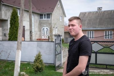 На Буковині юнаку, позбавленому батьківського піклування, допомогли придбати просторий будинок – фото