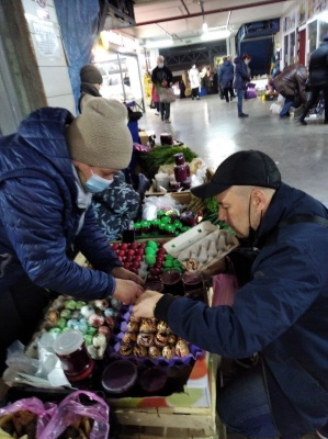 «Сьогодні дешевше, ніж завтра»: що відбувається на ринках Чернівців перед Великоднем – фото