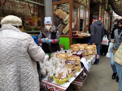 «Сьогодні дешевше, ніж завтра»: що відбувається на ринках Чернівців перед Великоднем – фото