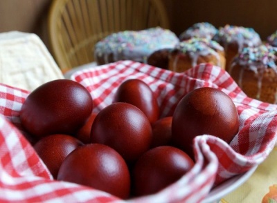 Як фарбувати яйця в цибулинні: інструкція та поради
