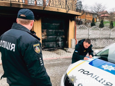 Підпал у будинку посадовця: поліція Буковини відпрацьовує декілька версій
