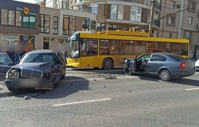 Масштабна ДТП у Чернівцях: винуватець аварії сів за кермо п’яний – фото