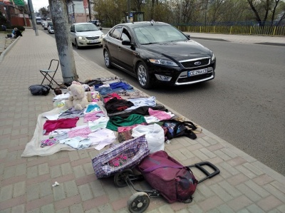 «Як ми без нього виживемо?!»: репортаж із «блошиного» ринку у Чернівцях - фото