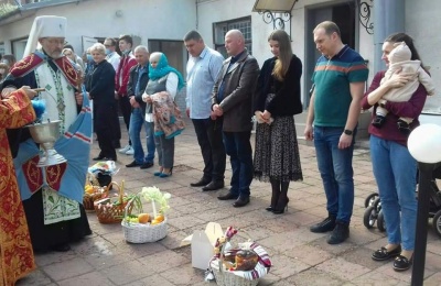 Митрополит Данило освятив кошики у Чернівецькому військкоматі – фото