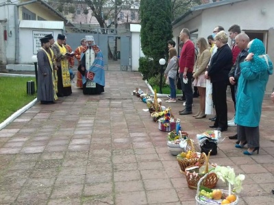 Митрополит Данило освятив кошики у Чернівецькому військкоматі – фото