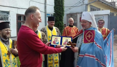 Митрополит Данило освятив кошики у Чернівецькому військкоматі – фото