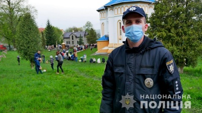 Великдень без порушень: поліцейські на Буковині чергували біля церков