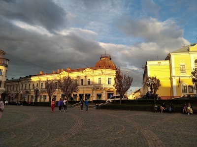 Просто неймовірний аромат: у центрі Чернівців зацвіли сакури - фото