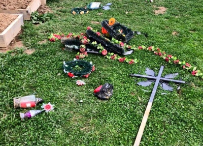 Позривав таблички і порозкидав вінки: на Буковині п'яний чоловік пошкодив 13 могил