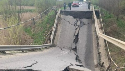 На трасі Львів - Луцьк стався обвал мосту: фото 