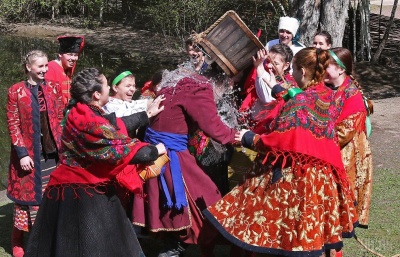 Обливають дівчата: народні звичаї у Світлий вівторок