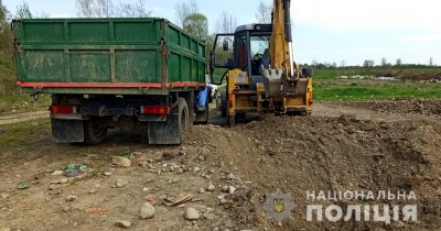 На Буковині чоловіки незаконно видобували гравій біля Черемошу: їм "світить" 3 роки ув'язнення