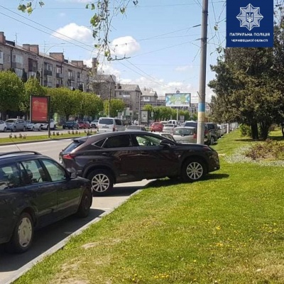 Завдяки соцмережам: у Чернівцях власницю Лексуса оштрафували за паркування на газоні