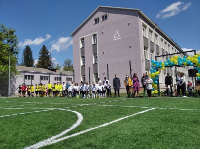 «Були ями, а тепер краса»: у школі Чернівців відкрили сучасний спортмайданчик - фото