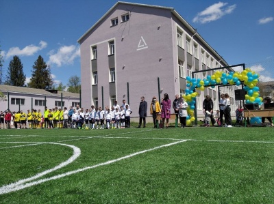 «Були ями, а тепер краса»: у школі Чернівців відкрили сучасний спортмайданчик - фото