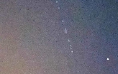 «Думали, що інопланетяни»: у небі над Чернівцями знову помітили супутники Ілона Маска – фото