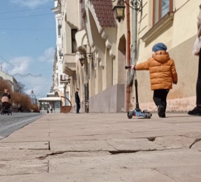 Плитка на вулиці Кобилянської і далі «гулятиме»: у мерії немає коштів  її перекласти