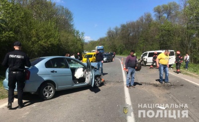 Постраждали водійка та пасажир: у поліції розповіли подробиці моторошної ДТП під Чернівцями 