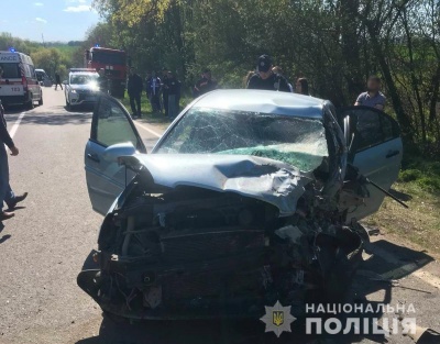 Постраждали водійка та пасажир: у поліції розповіли подробиці моторошної ДТП під Чернівцями 