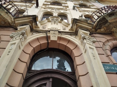 У Чернівцях діє програма реставрації дверей: скільки зможуть відновити цьогоріч - фото
