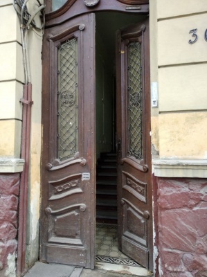 У Чернівцях діє програма реставрації дверей: скільки зможуть відновити цьогоріч - фото