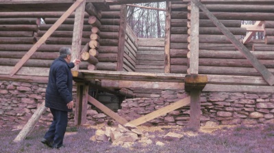 У музеї Чернівців відновлюють хату буковинського Підгір’я, якій майже 200 років - фото