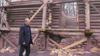 У музеї Чернівців відновлюють хату буковинського Підгір’я, якій майже 200 років - фото