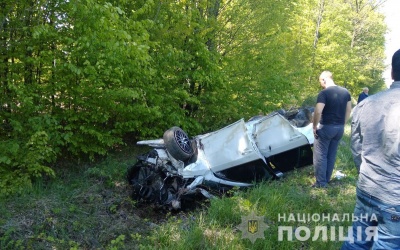 Перекинулась автівка: на трасі під Чернівцями загинула 10-річна дівчинка, ще одна дитина у лікарні